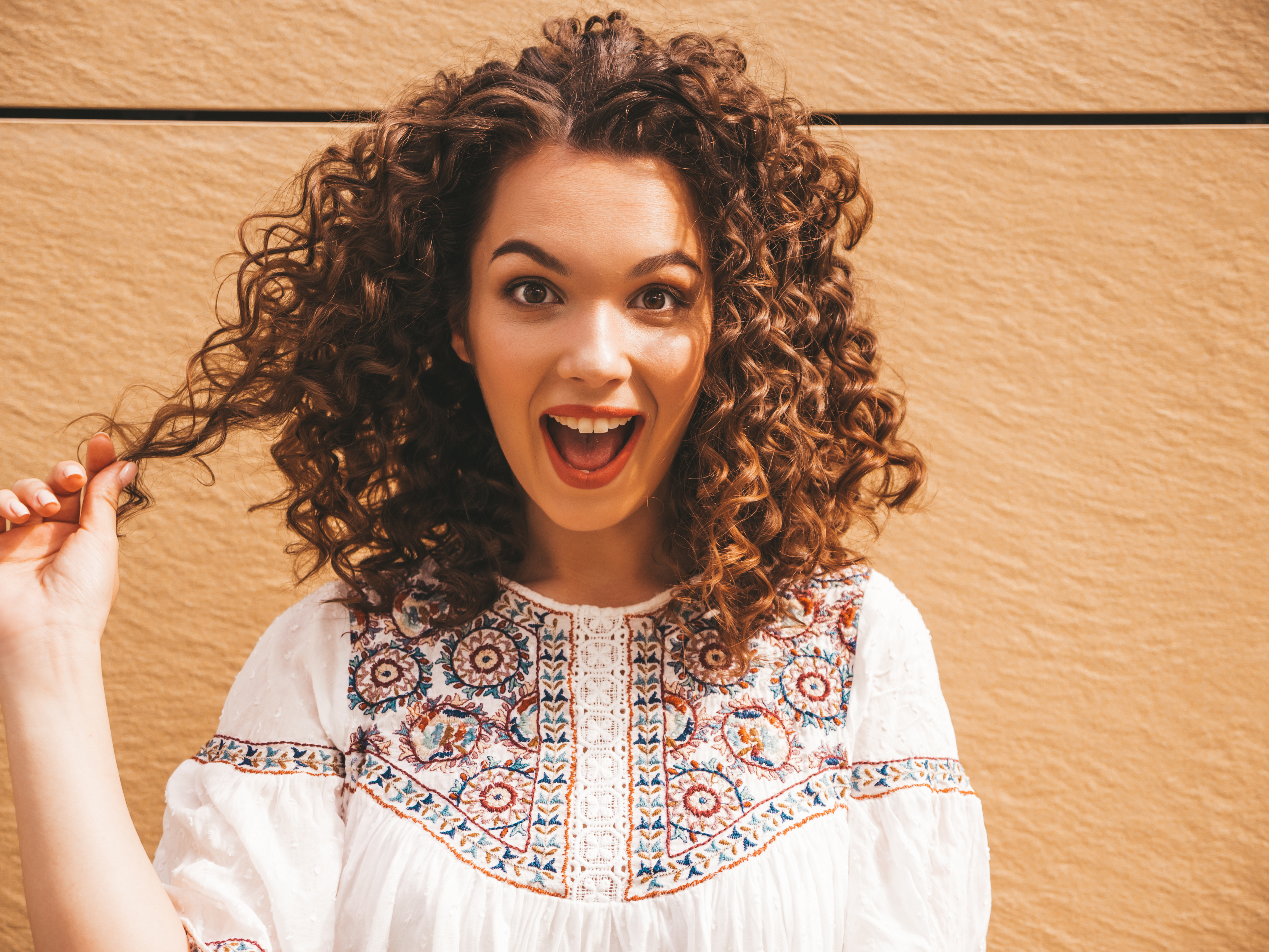 curly hair stylist​